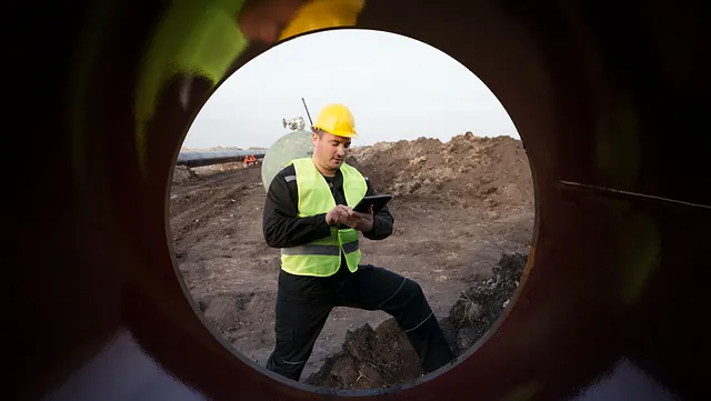 Mann sett gjennom åpningshull på tankbil