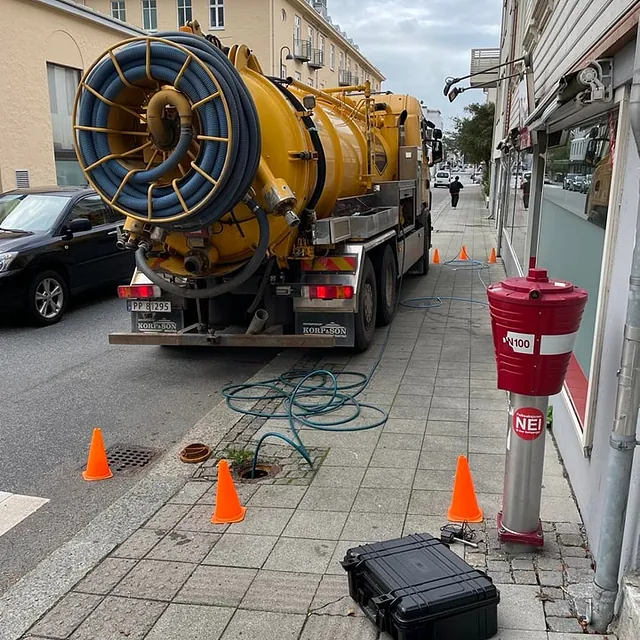 Gul tankbil på oppdrag i byen