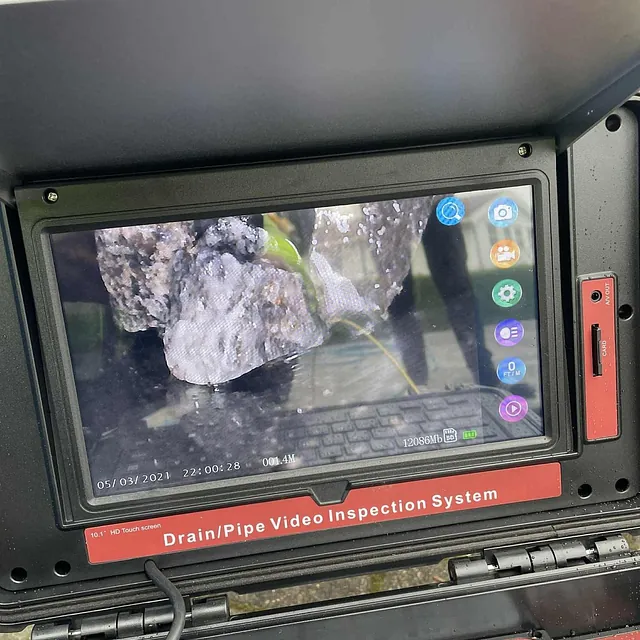 Prosjektbilde: Et avløp fra aquadrain som var fullt i stein som stoppet vannet.