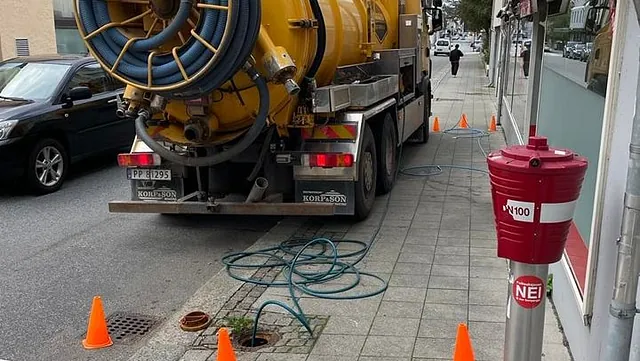 Gul tankbil på oppdrag i byen